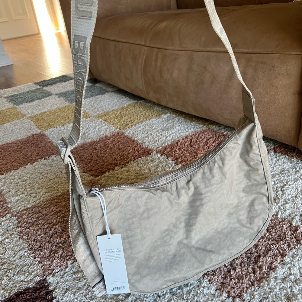 NWT Baggu Dove Medium Crescent Bag